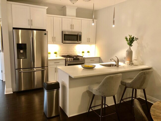 Building Photo - 1901 Summit Ave Unit 304