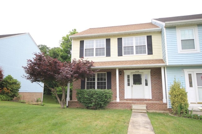 Building Photo - *Coming Soon* Upgraded End Unit Townhome ...