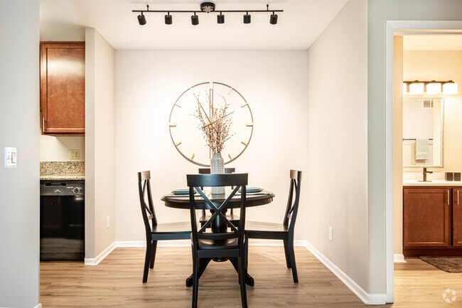 1BR, 1BA - 692SF - Sycamore Woods Apartments