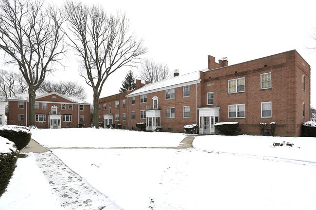 Riverside Manor - Riverside Manor Apartments