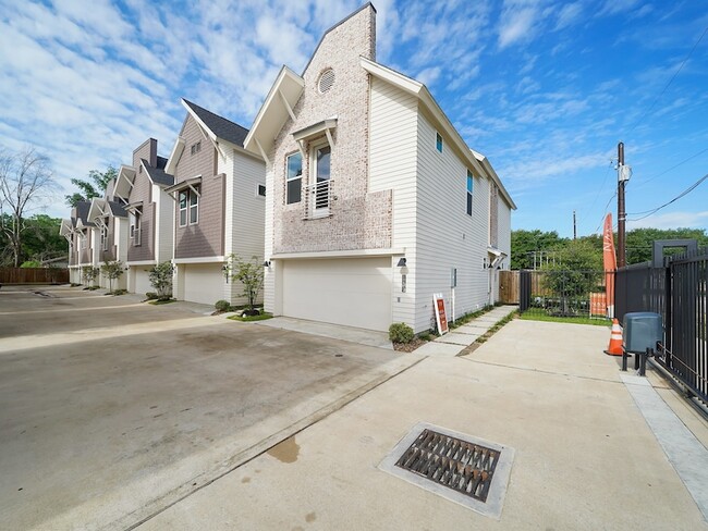 Photo - 881 Rachel St