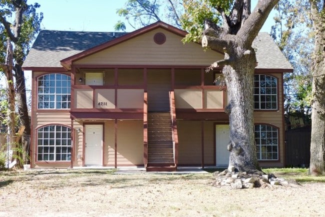 Emma's Apartments - 4711 Averill St Unit B