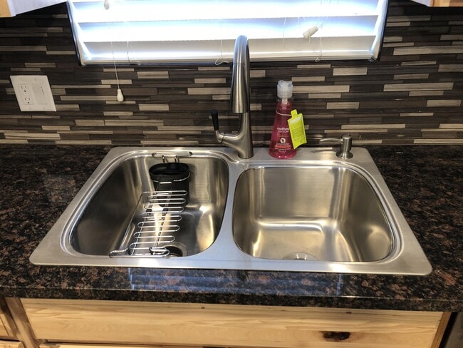 Photo - 824 E 8th St