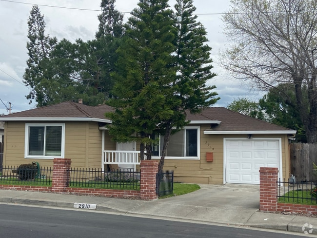 Building Photo - 2910 Knoll Dr Rental