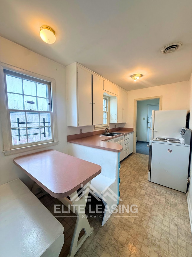 Photo - 1 Bedroom Duplex Near Washburn University!