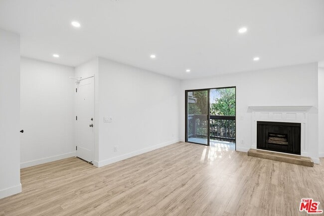 Photo - 13025 Moorpark St Unit 106