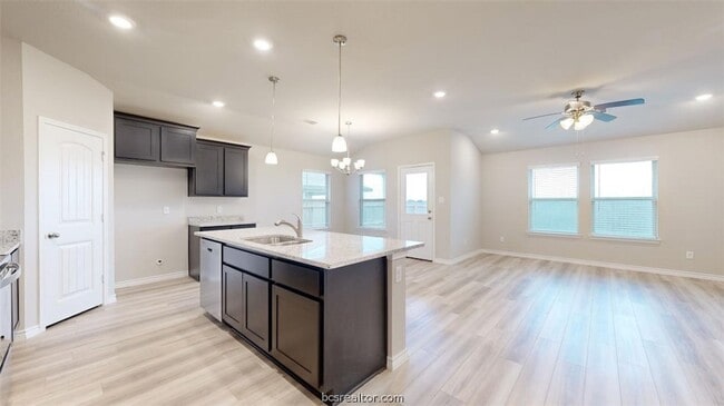 Photo - 2148 Chief St