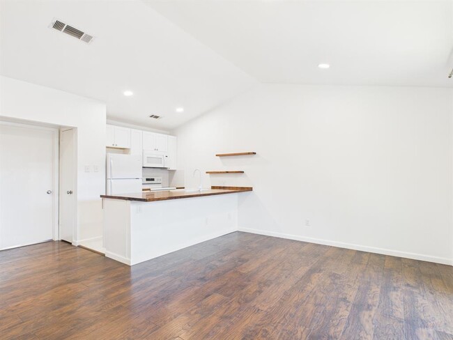 Building Photo - 1303 Hollow Creek Dr