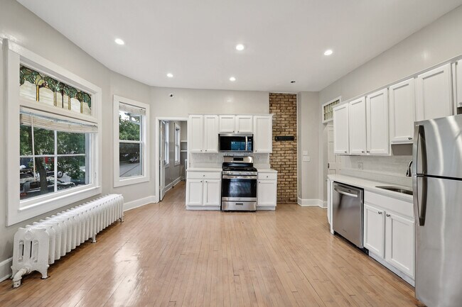 Building Photo - 515 W 25th St Unit Lower Rental