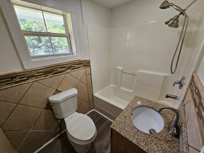 Photo - 1150 Hawthorn Dr