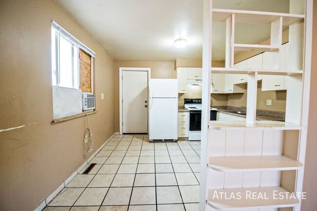 Spacious 3 Bedroom Available now! - Spacious 3 Bedroom Available now! Apartment