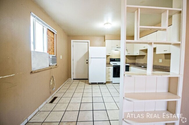 Building Photo - Spacious 3 Bedroom Available now! Rental