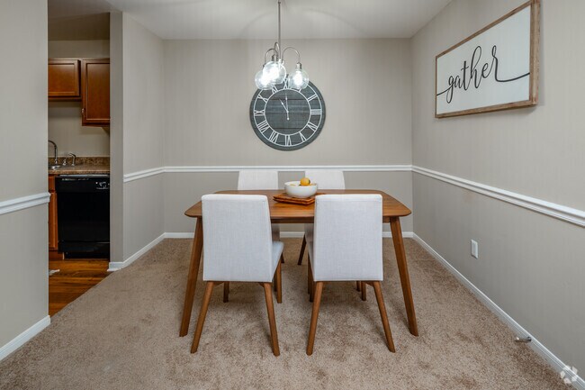 2BR, 2BA - 1,038SF - Dining