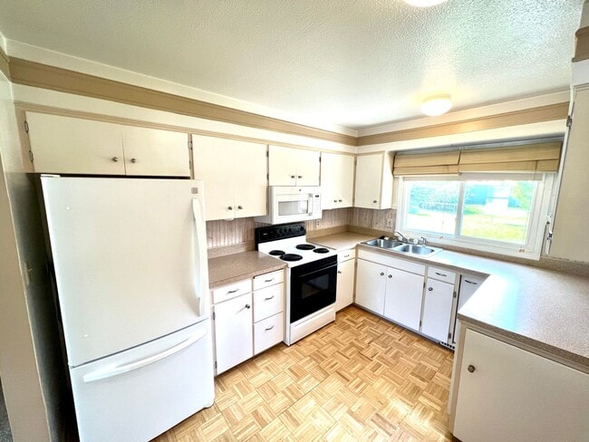 Photo - 4 bed 2 bath Single Family Home with Bonus Room, Fully Fenced Yard and Double Car Garage Close to...