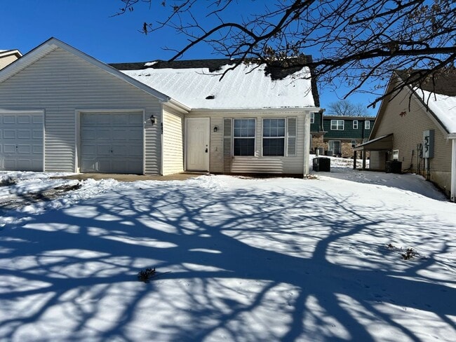 Building Photo - Spacious 3BR Duplex with Garage