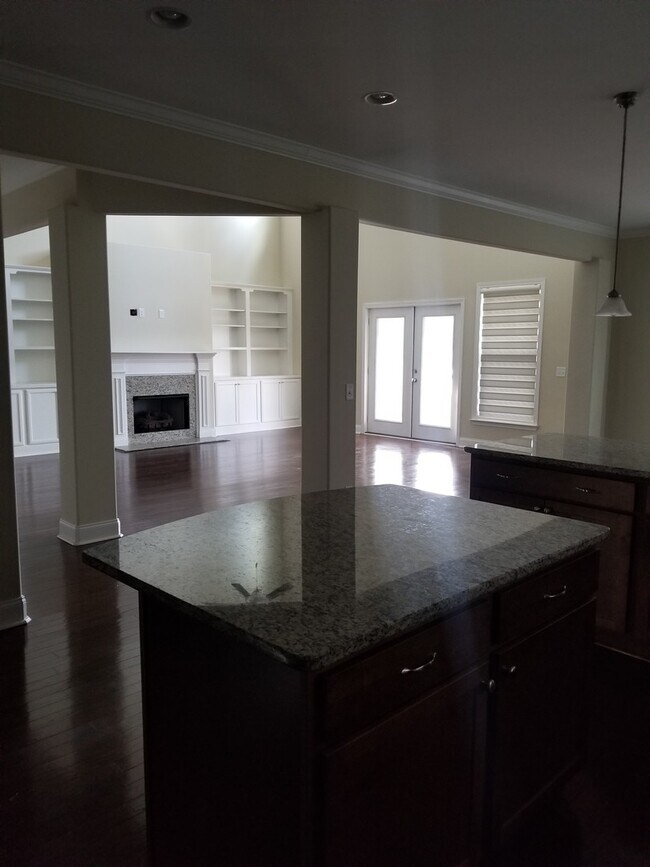 Photo - Spacious 6 bedroom, 4 bathroom home!