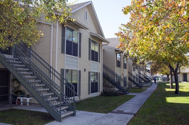 Photo - 910 N Frio St