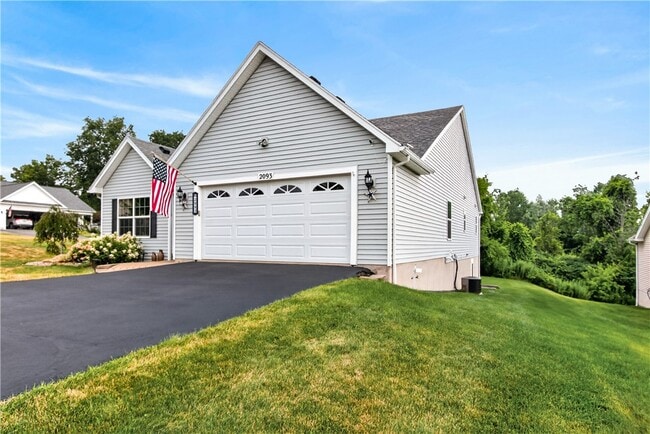 Photo - 2093 Mykola Rd