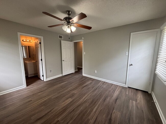 Photo - 3989 Battlefield Dr