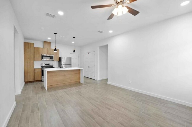 Photo - 1402 W Platinum Dr Unit 4