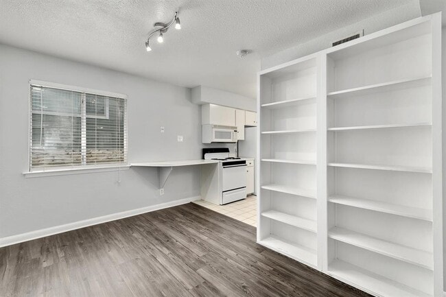 Photo - 2408 Longview St Unidad 113