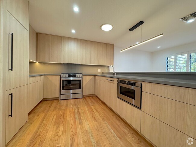 Building Photo - Modern 2-Bed, 2-Bath Residence in Prime We... Unit 2 Rental