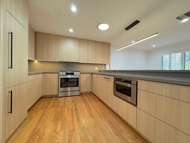 Modern 2-Bed, 2-Bath Residence in Prime We... - Modern 2-Bed, 2-Bath Residence in Prime We... Condo Unit 2