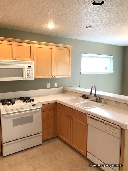 Photo - Beaverton 3 bd, 2.5ba. Kitchen w/white til...