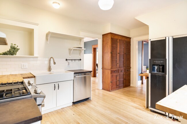 Photo - 240 Calkins Ave SE