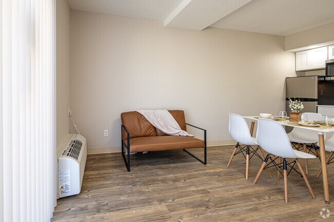1BR, 1BA - 550SF - 750SF - Living Room