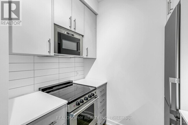 Photo - 115 Larchmount Ave Unit 504