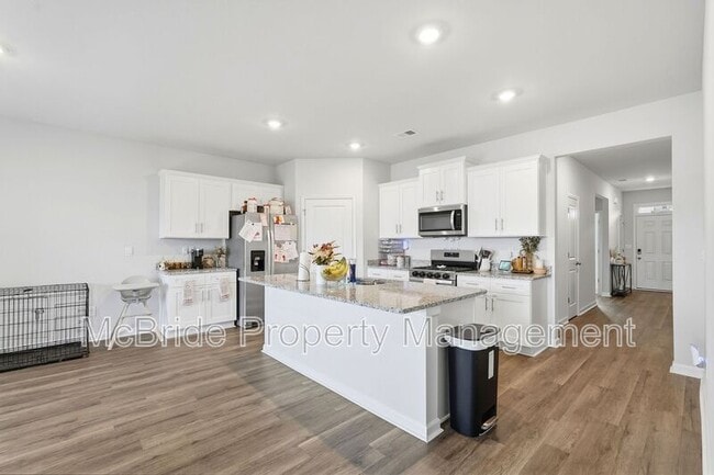 Photo - 715 Hollis Ave