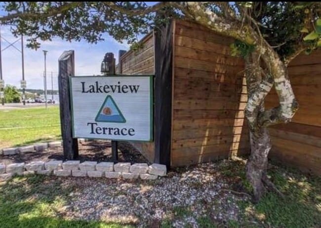 Building Photo - 204 Lakeview Terrace