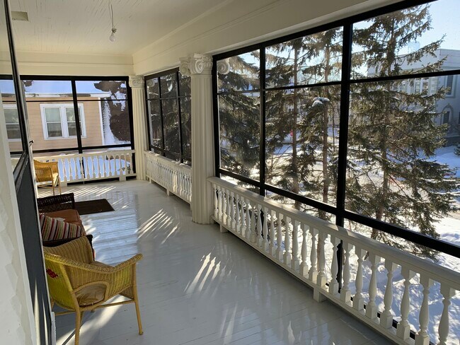 Porche - 2545 Pillsbury Ave S Unidad 2545