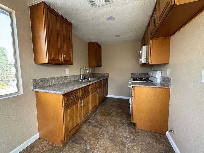 Building Photo - Two Bedroom One Bathroom Apartment in San Bernardino Unit 2