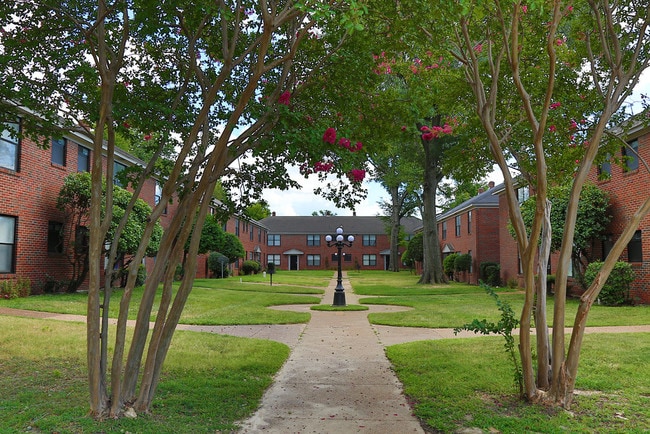 Photo - Courtyard @ 1161 Poplar