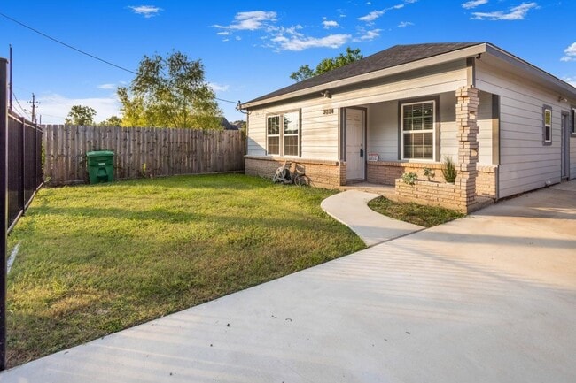 Photo - 3234 Berry St