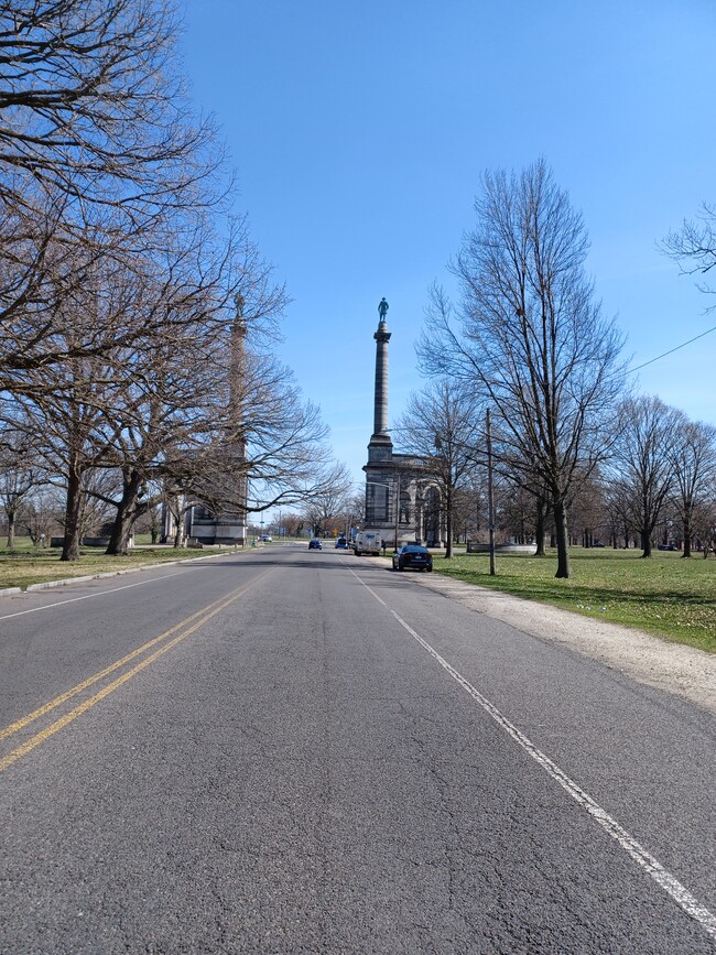 Al otro lado de la calle, los arcos - 1720 Memorial Ave Unidad Three