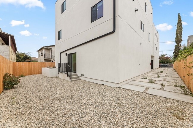 Photo - 438 E 28th St