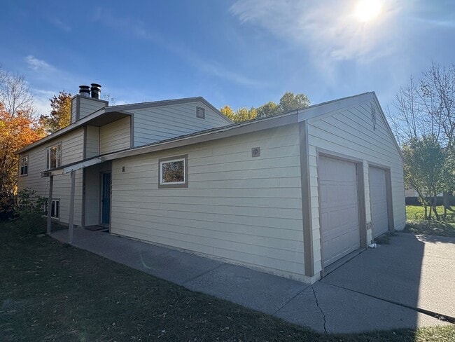 Building Photo - 2 Bed 2 bath off Durston Rd- Brand New Flo...