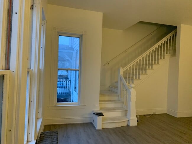 Living rm - 816 N Sheridan St Unit 1300 5th st middle
