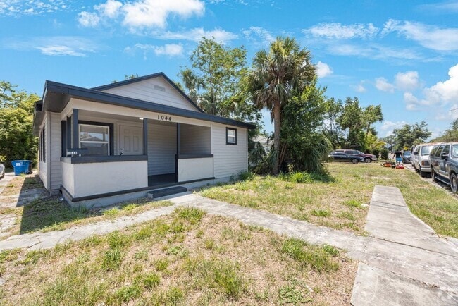 Building Photo - Cute 3bdrm/1bath House ** Section 8 OK ** ...