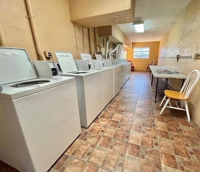 Photo - 1280 W 54th St Unidad 322B