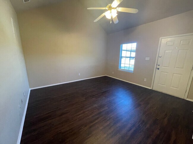 Photo - 105-107 Sunburst Court Unidad 105