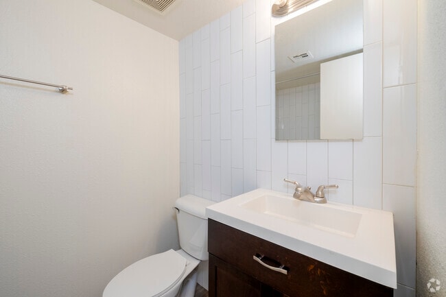 1BR, 1BA - 525SF - Bathroom