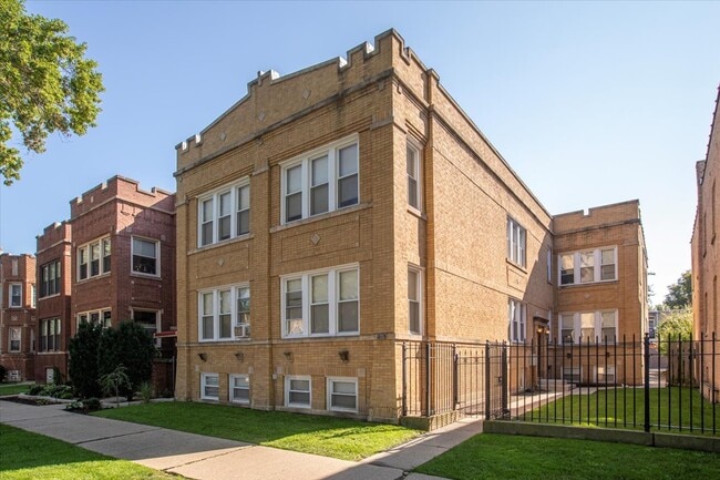 Building Photo - 5731 N Washtenaw Ave Unit 1R Rental