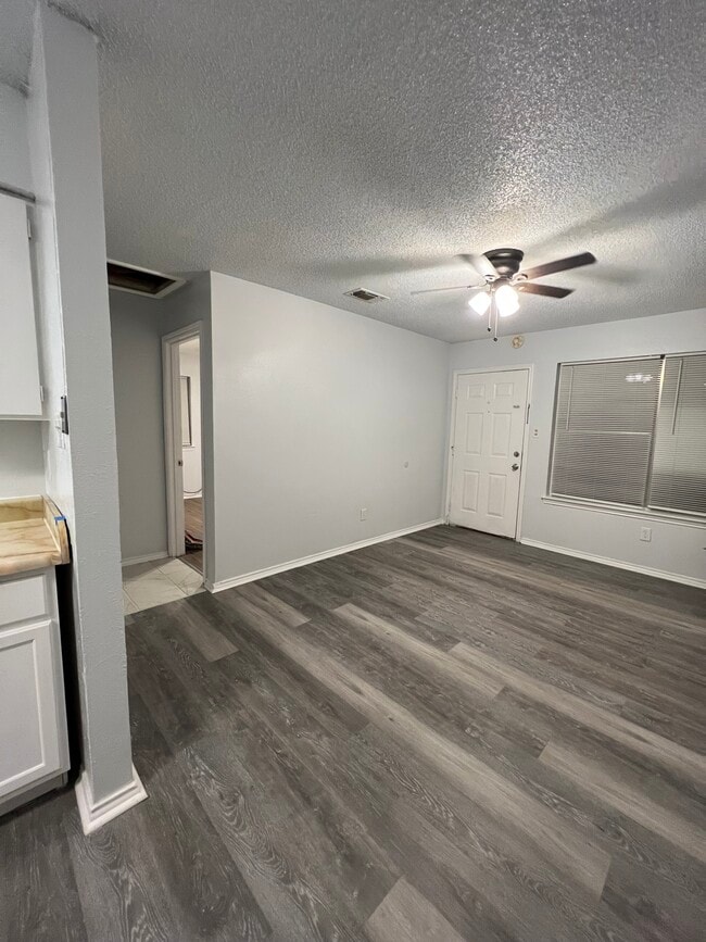 Building Photo - 304 E Oakdale St Unit B