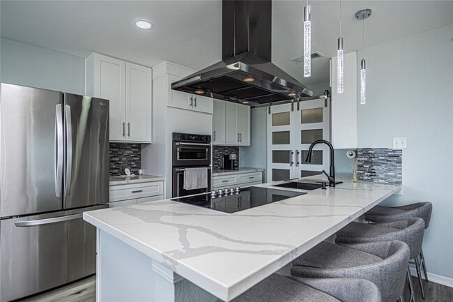 Photo - 301 Commander Dr