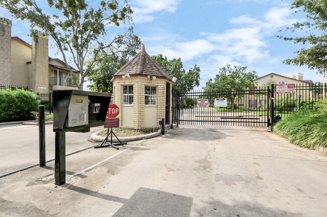 Building Photo - Available! Unit 405 Rental