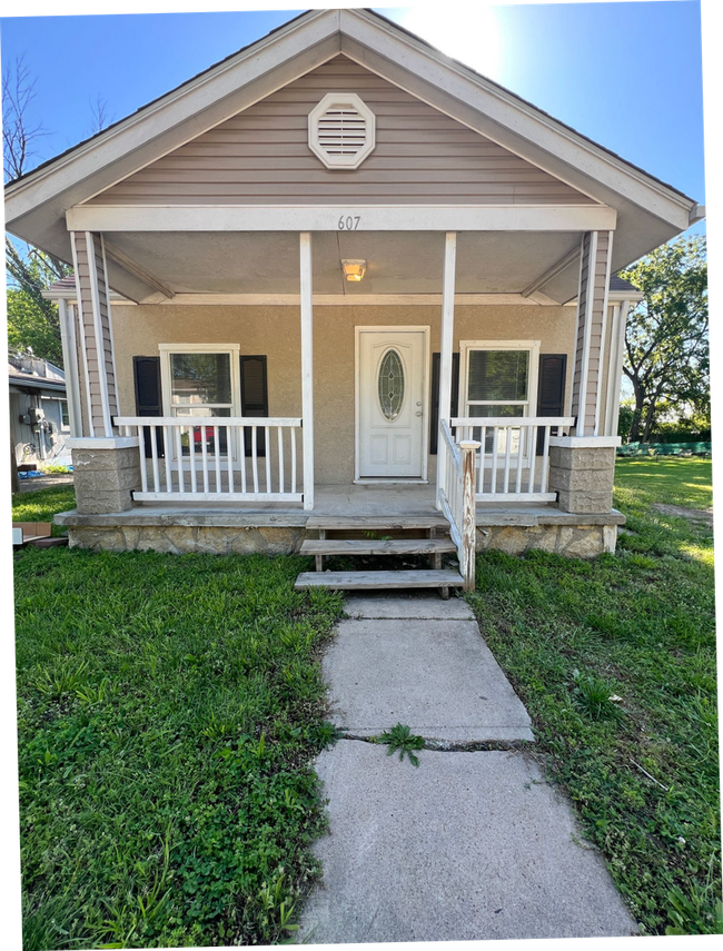 Building Photo - Coming Soon – Cozy 2 Bedroom Home with Large Backyard